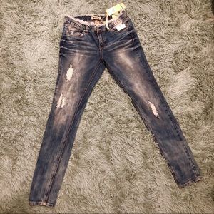 Lightly ripped jeans with cute frayed style waste